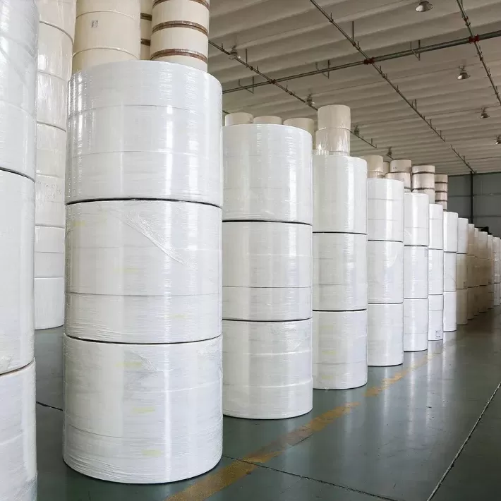 Qual a diferença entre papel tissue e papel guardanapo
